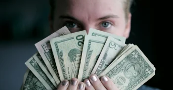 استثمار مربح عن طريق توزيع البث التلفزيوني عبر الإنترنت وكسب 550 دولارًا في يوم واحد